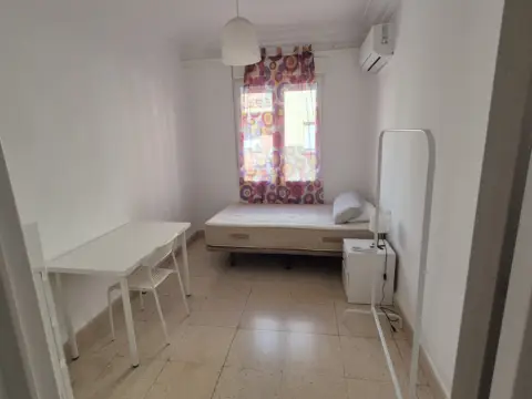 Habitación en calle de la Virgen de los Desamparados, 8