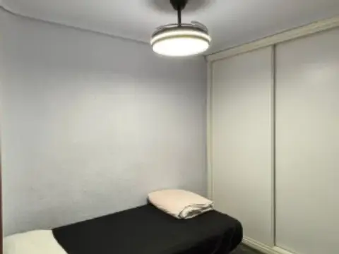 Habitación en calle de las Cortes de Aragón, 23