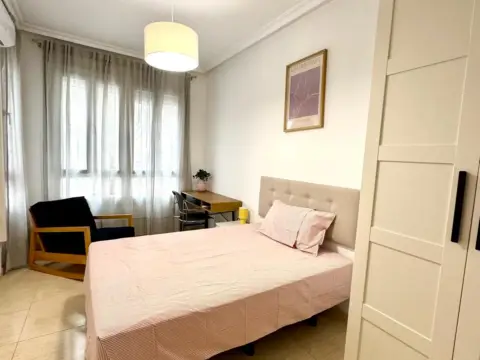 Habitación en Avenida del Poeta Carmelo Calvo, 6