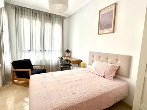 Habitación en Avenida del Poeta Carmelo Calvo, 6