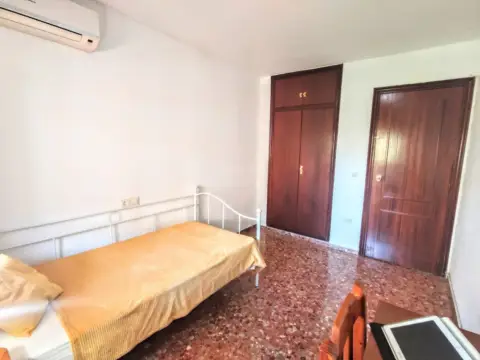 Habitación en calle 25 de Abril, 7