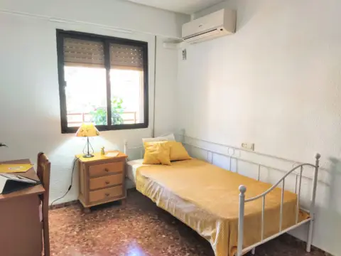 Habitación en calle 25 de Abril, 7