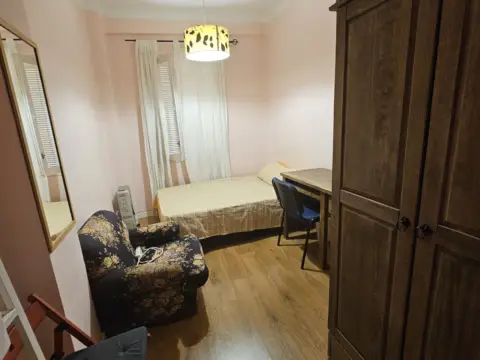 Habitación en calle de Fernando 'El Católico', 8