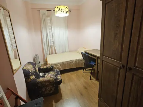 Habitación en calle de Fernando 'El Católico', 8