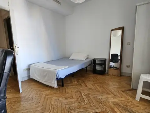 Habitación en calle de Fernando 'El Católico', 11