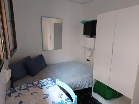 Habitación en calle de Felipe Rinaldi, 36