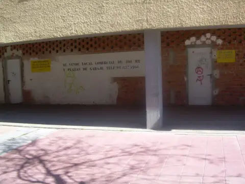Commercial space in calle de Santa María de la Cabeza, nº 16