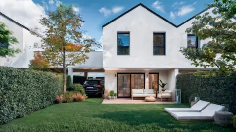 Casa adosada en Avenida de Miraflores de la Sierra, 2