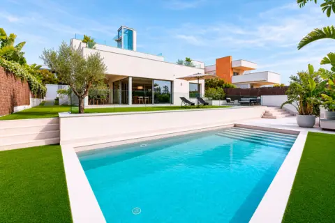 Impresionante casa de obra nueva con fantásticas vistas al mar en Sitges