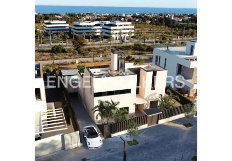 Impresionante casa de obra nueva con fantásticas vistas al mar en Sitges