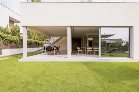 Impresionante casa de obra nueva con fantásticas vistas al mar en Sitges