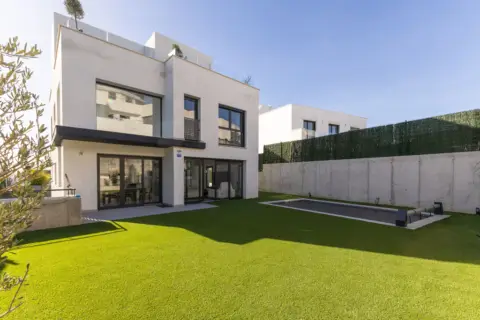 Moderna casa unifamiliar de obra nueva en el Plà de Montgat