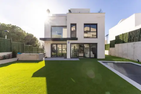 Moderna casa unifamiliar de obra nueva en el Plà de Montgat