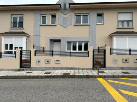 Chalet adosado en calle de Alza, 43