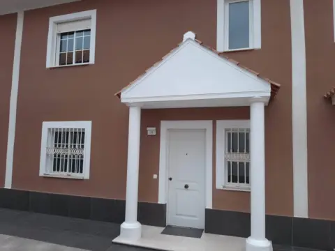 Casa adosada en Avenida del Pintor Pérez Gil, 13