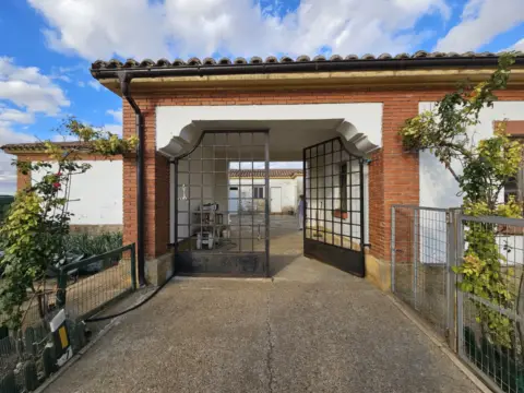 Almacén en calle de Ángel Torres, 34