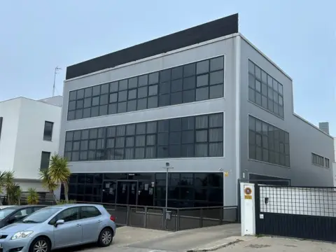 Industrial building in calle del Comercio, 53