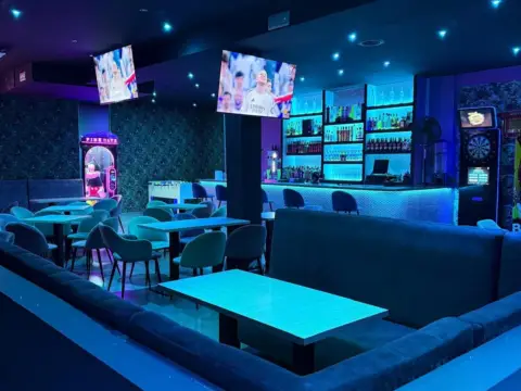 Local comercial en Avenida de los Guindos, 33