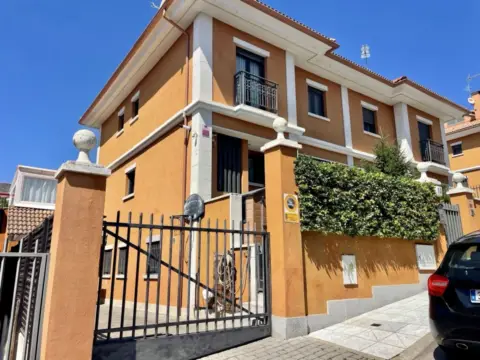 Chalet adosado en calle Muchos Vientos, 13