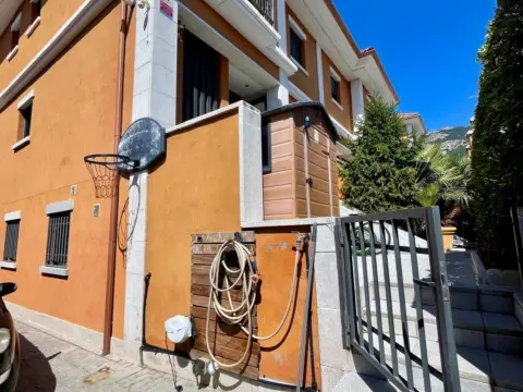 Chalet adosado en calle Muchos Vientos, 13