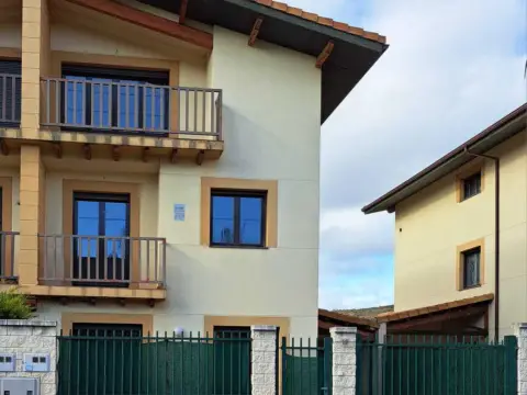 Casa pareada en calle de Juan Ramón Jiménez, 19
