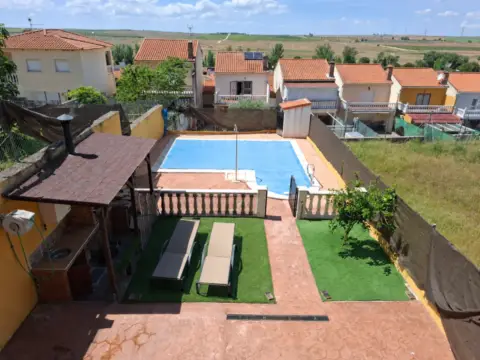 Chalet pareado en Avenida Constitución, 36