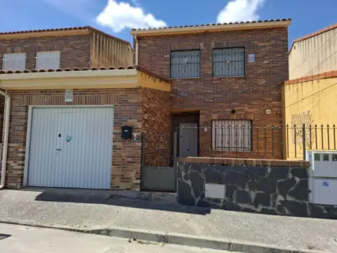 Chalet pareado en Avenida Constitución, 36