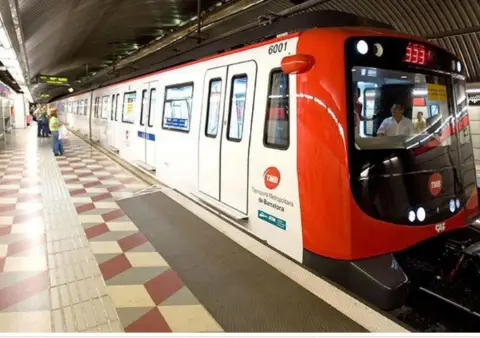 Casa adosada en Avinguda de Santa Coloma, 20