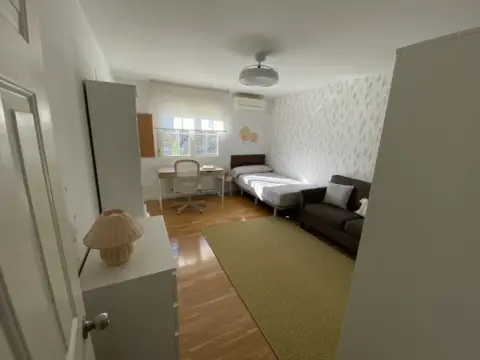 Habitación en calle de Ochagavia, 5