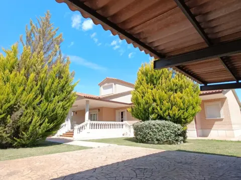 Chalet unifamiliar en Urbanización del Pinarillo, 5