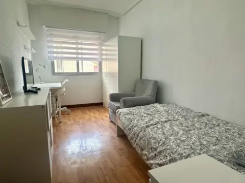 Habitación en calle de Sevilla, 37