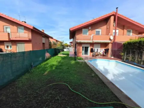 Chalet adosado en calle Armonio, 10