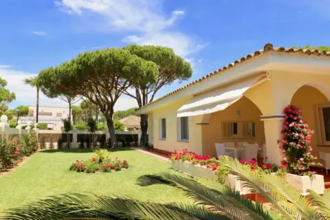 Chalet unifamiliar en calle Almendro, 17