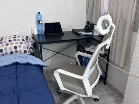 Habitación en calle del Literato Azorín, 5