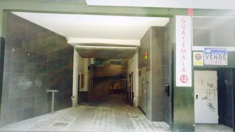 Garaje en calle de Guatemala, 12