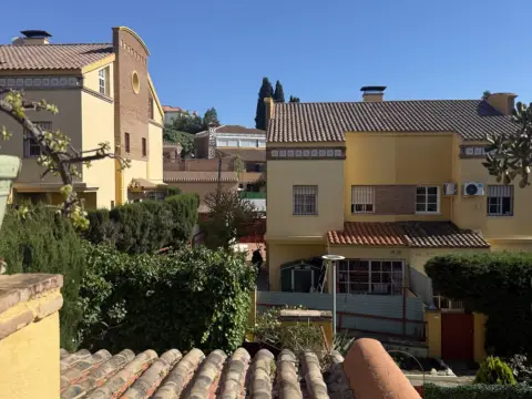 Chalet adosado en calle de la Azucena, 13