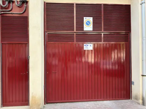 Garatge a calle de Vélez de Guevara, 53