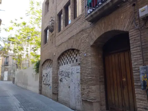 Local comercial en calle de las Verjas, 9