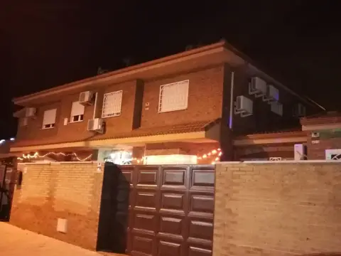 Chalet pareado en calle de Miguel de Unamuno, 10