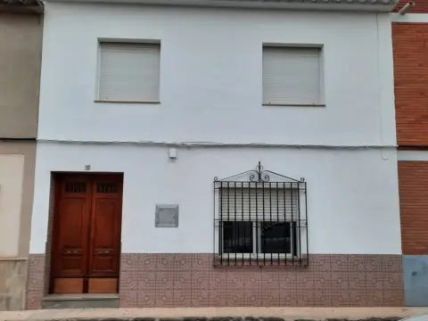 Casa adosada en calle de la Aldea, 28