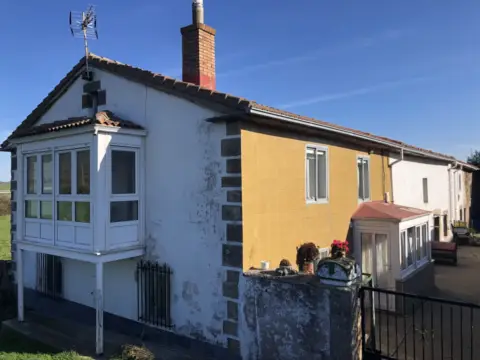 Casa pareada en Barrio de Requejo, 78