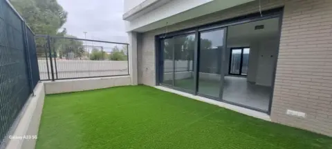 Chalet adosado en calle Valle de Navalmedio,  3