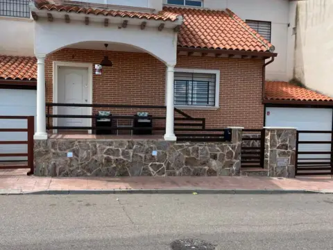 Chalet adosado en calle Siroco, 9