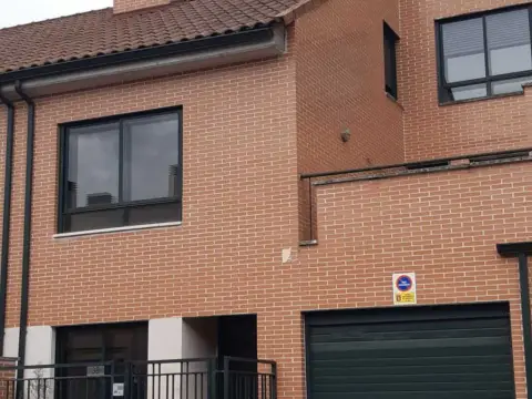 Chalet adosado en calle Zarcera, 38