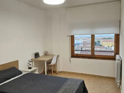 Habitación en calle de las Cortes de Aragón, 21