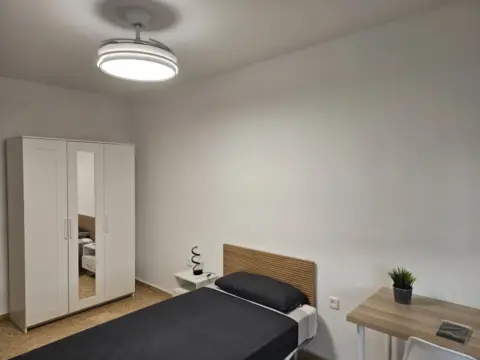 Habitación en calle de las Cortes de Aragón, 21