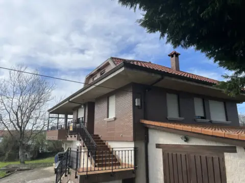 Casa unifamiliar en Barrio de la Cortina, 17