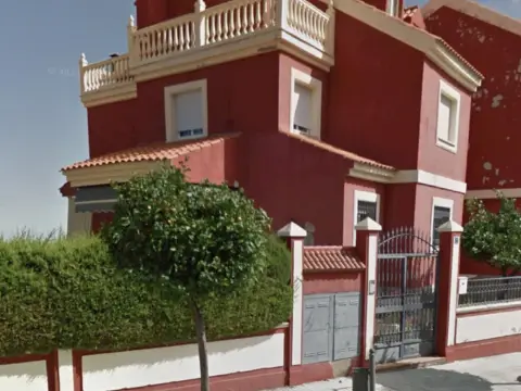 Casa adosada en calle Olivo, 23