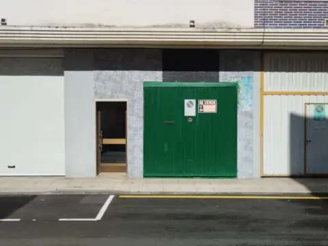 Local comercial en calle Puerto de Tarna, 25