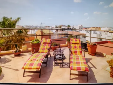 Casa adosada en Carrer Alga, 27